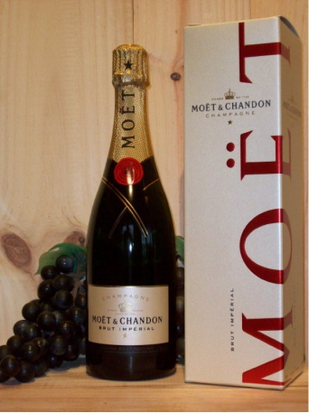 Moet & Chandon Brut Imperial Non Vintage Champagne Dry (Brut) (Gift Boxed)